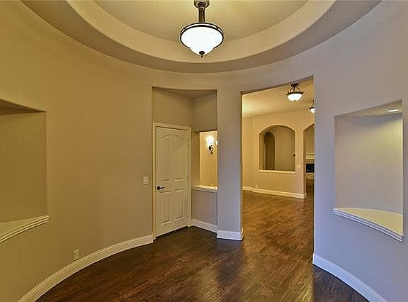 4th image of 518 Carnation Ln