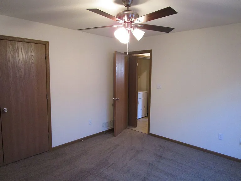 705 - 707 Glenstone Drive — Photo 11