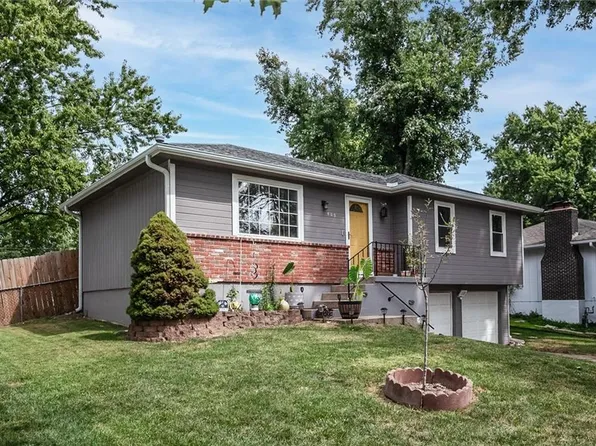 409 NE Summit Dr, Blue Springs, MO 64014