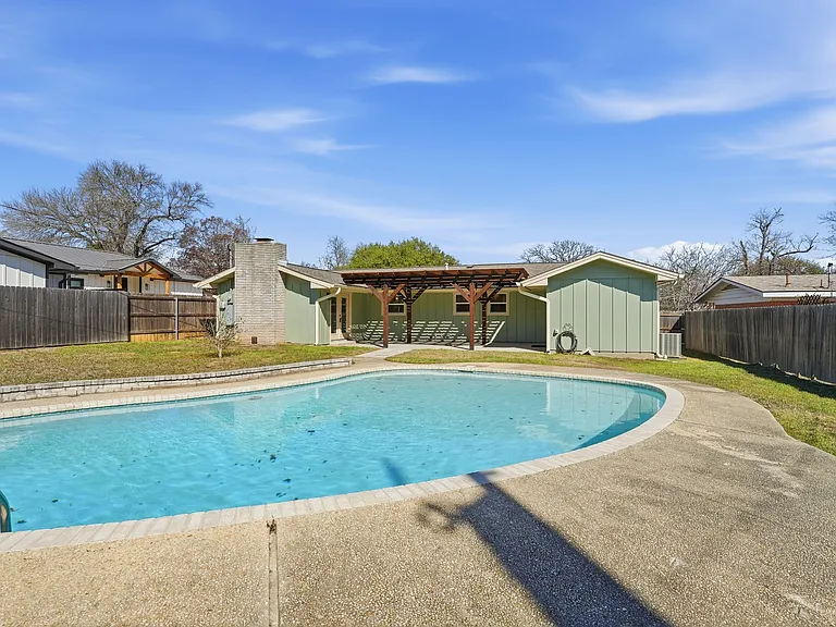 1409 Highland Dr — Photo 4