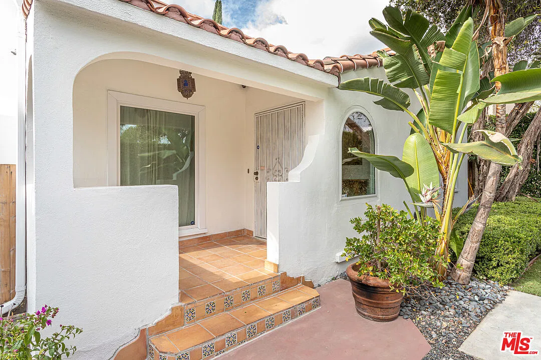 3 bed, 3.0 bath, 2200 sqft, $9,950 — Photo 2