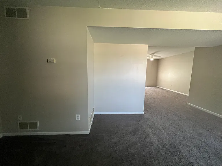 102 Albany Dr — Photo 2