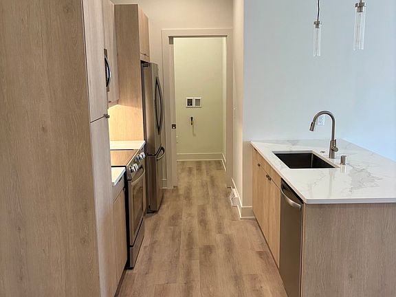 4th image of 2480 S Kinnickinnic Ave #107