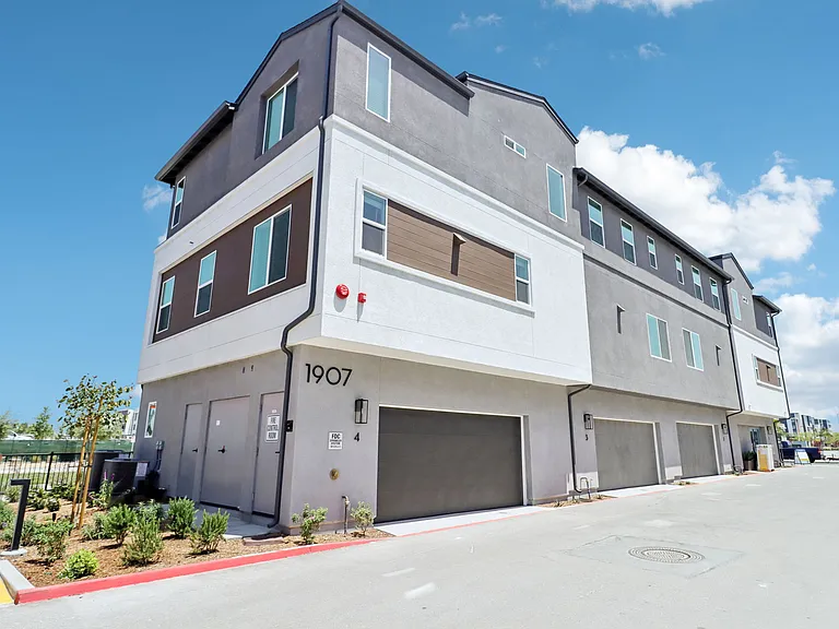 Axis at Millenia Townhomes — Photo 23