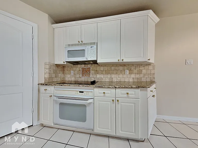9860 Buckingham Ln — Photo 8