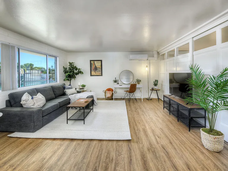Lofts $900-$1000