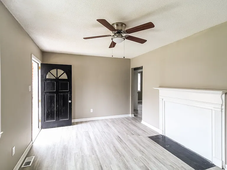 1617573_018_living_room_13575052.jpg