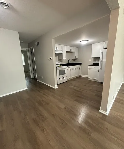 1103-1103 Evans Ave #4C — Photo 3