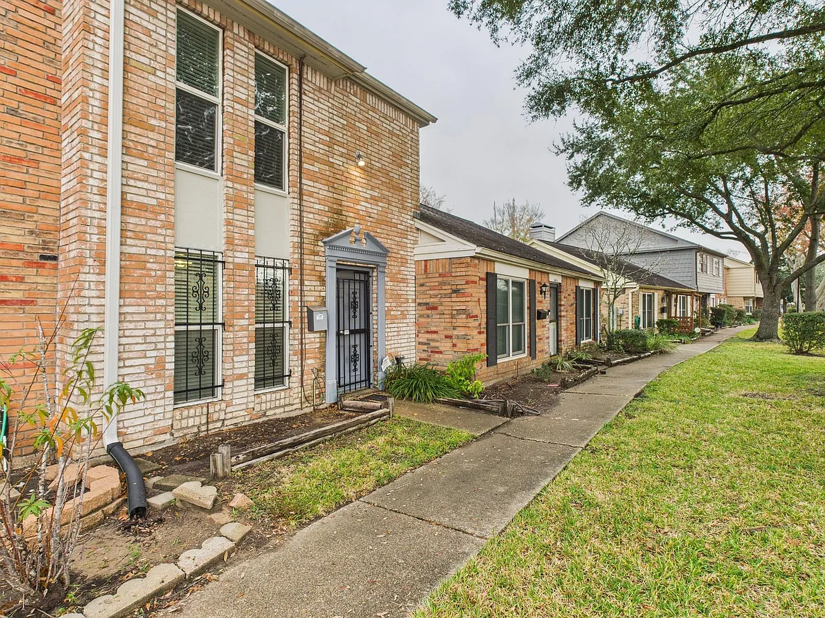 Building Photo - 6416 Bankside Dr #42