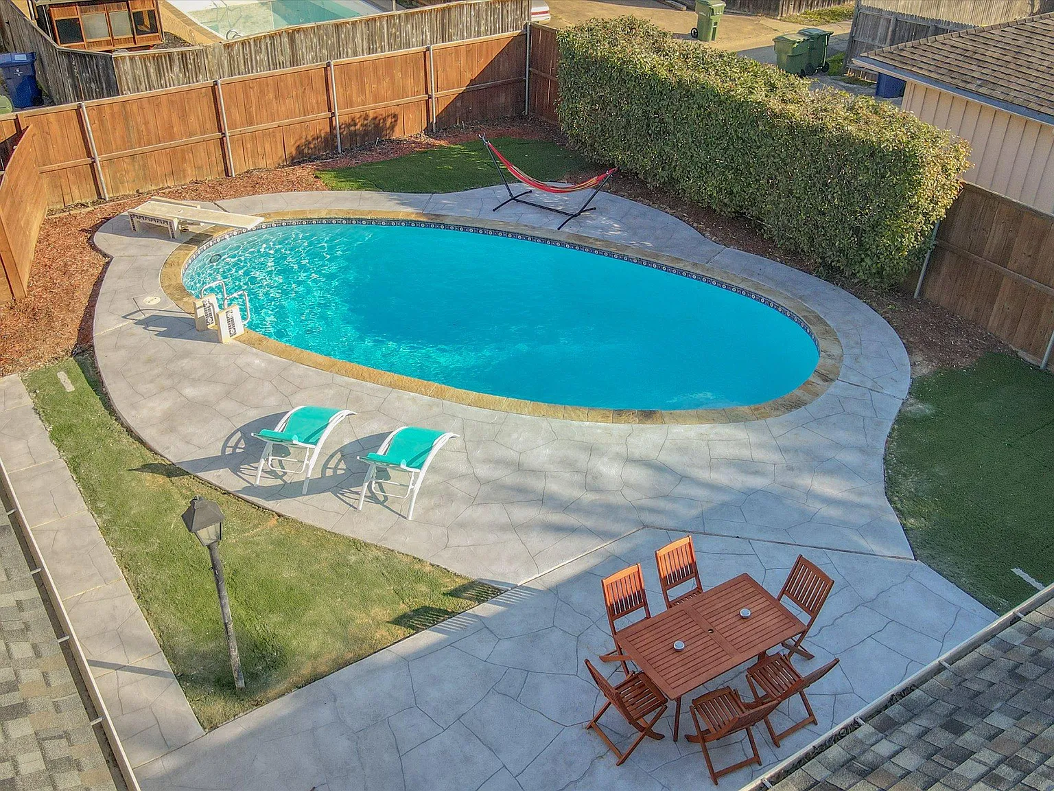 5 bed, 2.5 bath, 2337 sqft, $8,250 — Photo 2