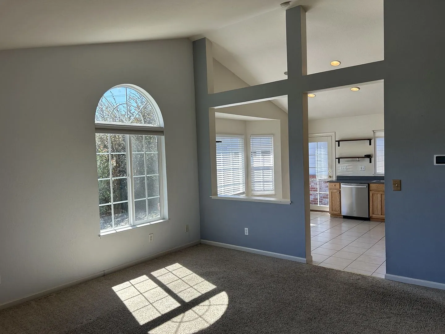 Beautiful Serene 2 Bedroom, 1 Bath Home — Photo 4