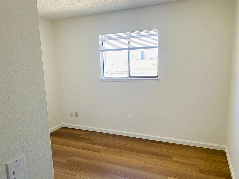 207 N Broadway St — Photo 5