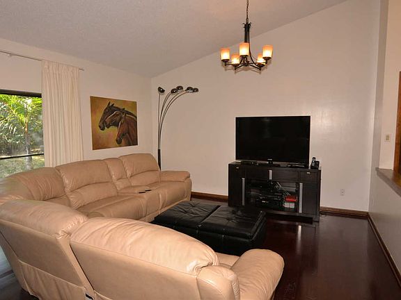 4th image of 500 S Sweetwater Cove Blvd