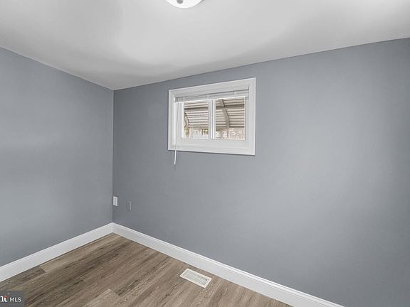 4th image of 200 W Buckshutem Rd