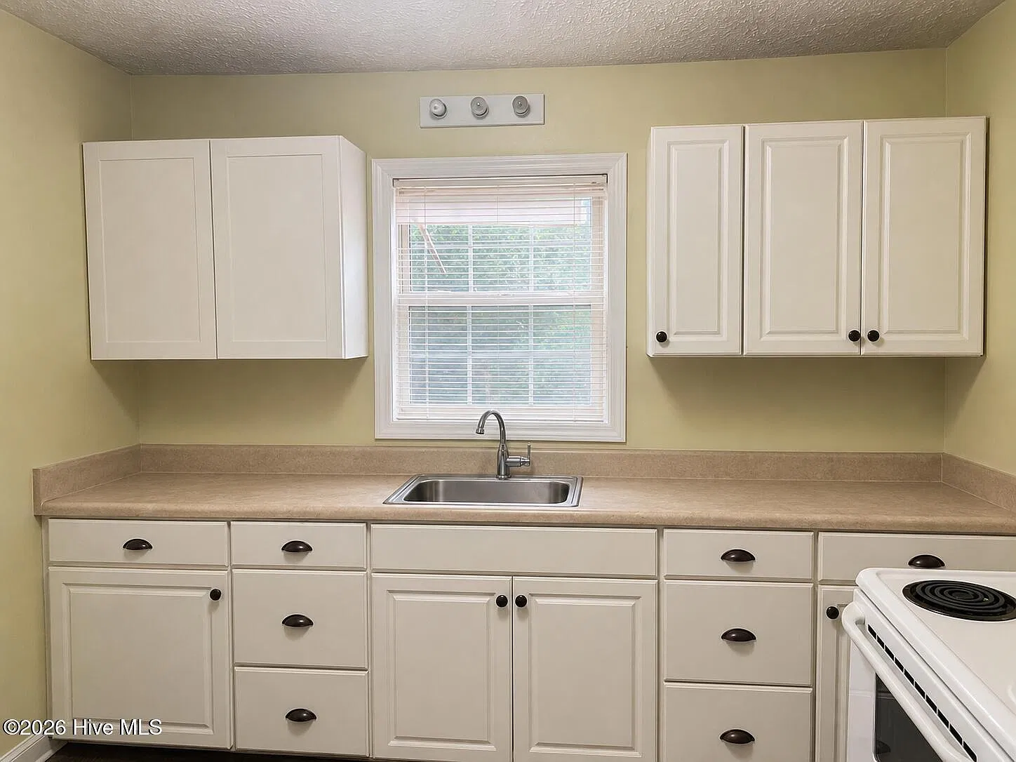 3 bed, 1.0 bath, 690 sqft, $1,300 — Photo 3