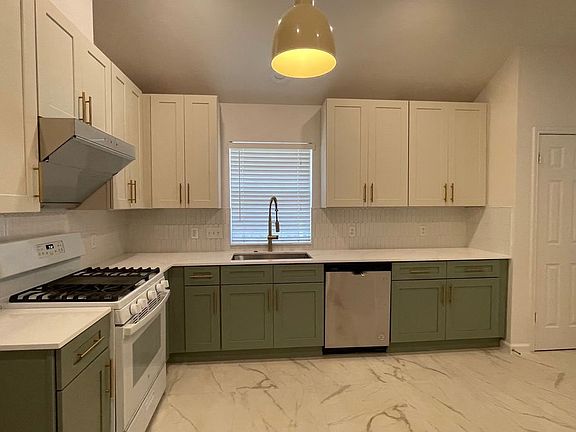 2nd image of 306 N Mount Rushmore Dr
