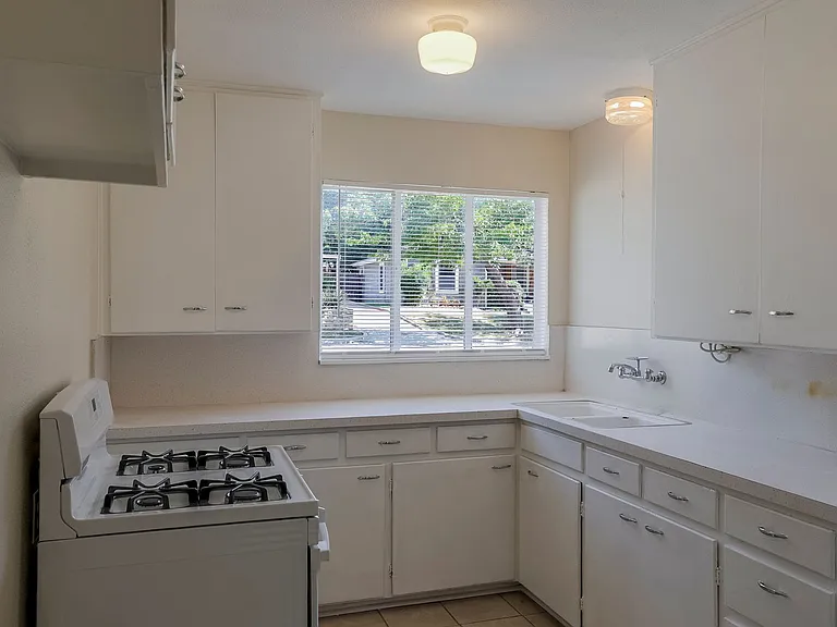 3933 Dexter Ave — Photo 7