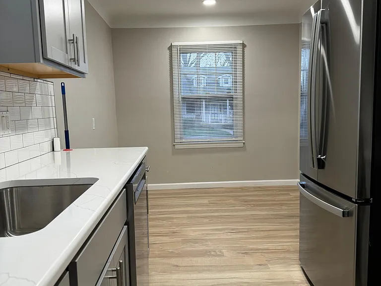 1311 N Alexander Ave — Photo 2
