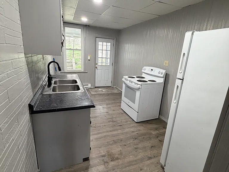 1219 W Walnut St — Photo 8