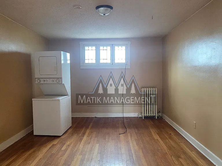 143 Main St W #1/2 — Photo 40