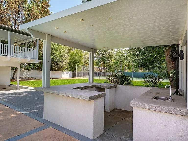 22904 Calvert St — Photo 52