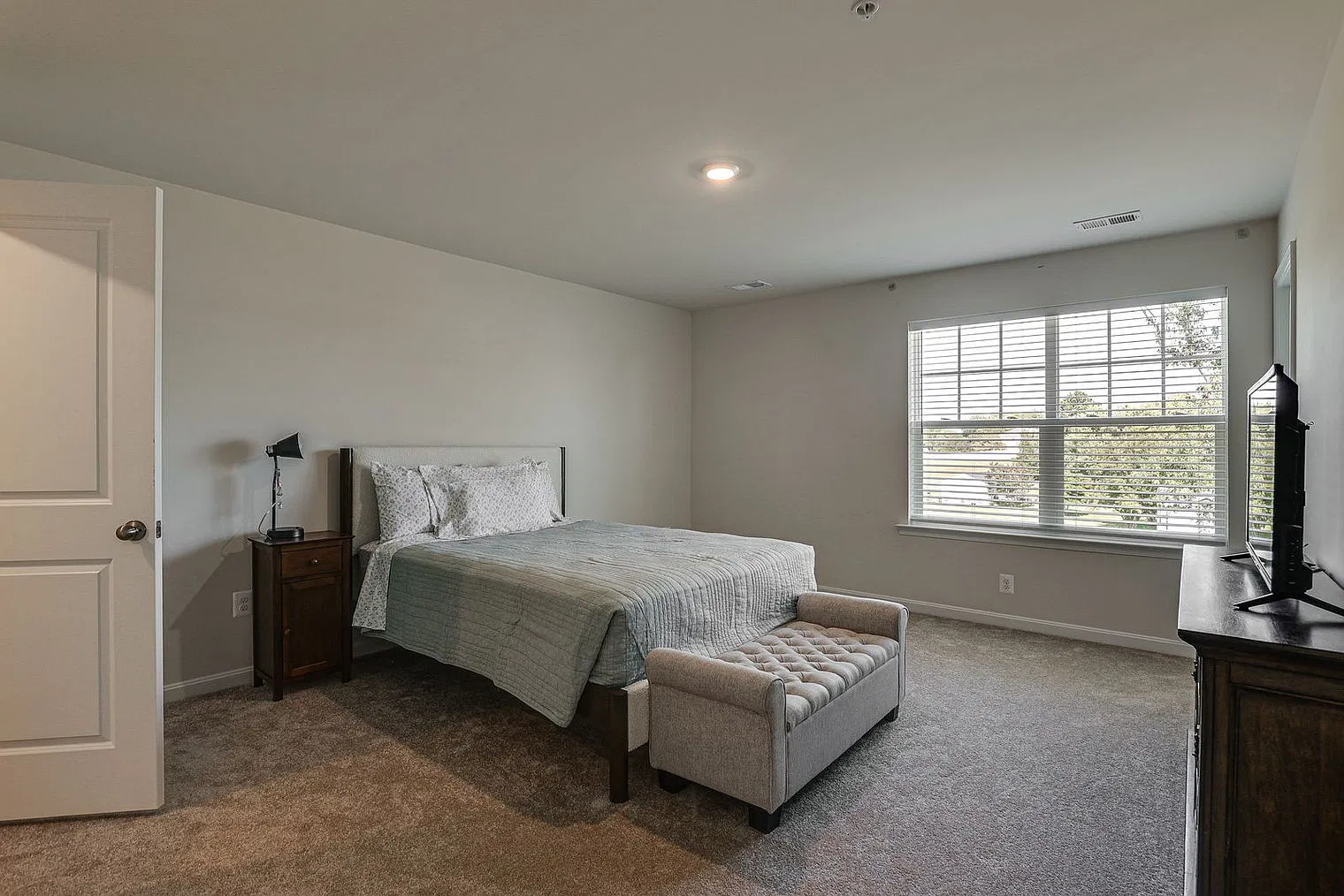 5 bed, 2.0 bath, 3498 sqft, $8,418 — Photo 4