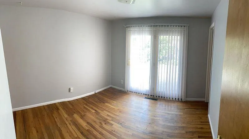 3 bed, 1040 sqft, $2,150 — Photo 3