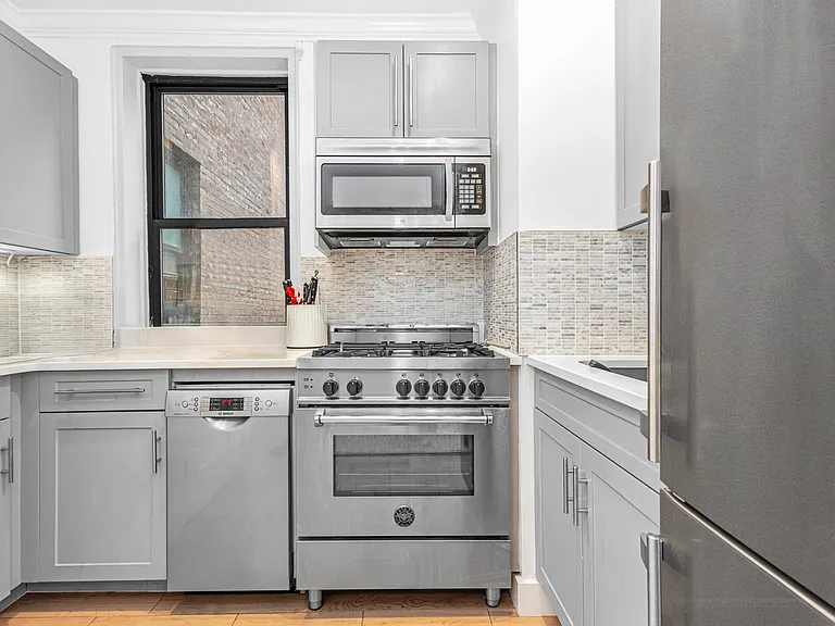 421 W 21st St #1D — Photo 4