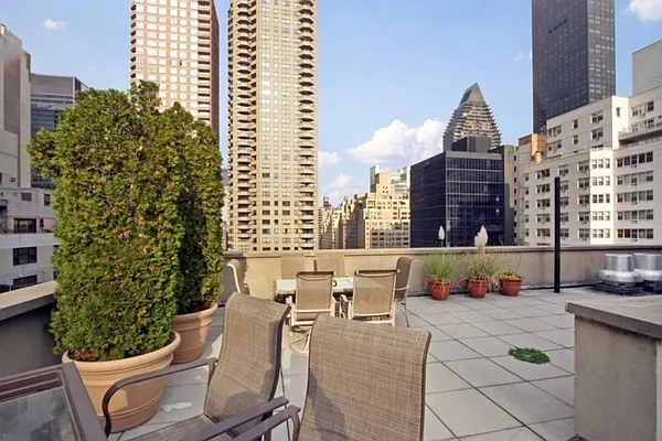 Rented by Akam Sales and Brokerage | media 7