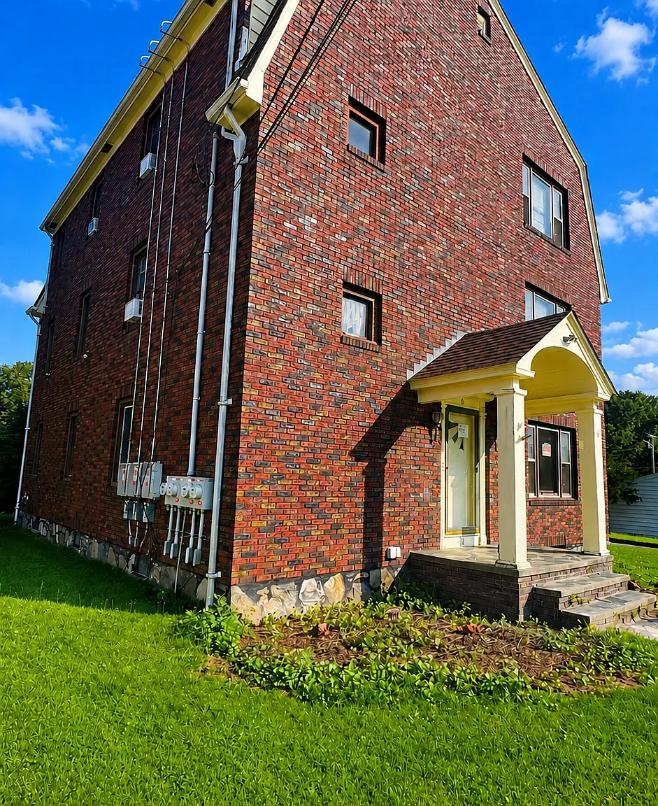 3 bed, 1280 sqft, $2,100 — Photo 2