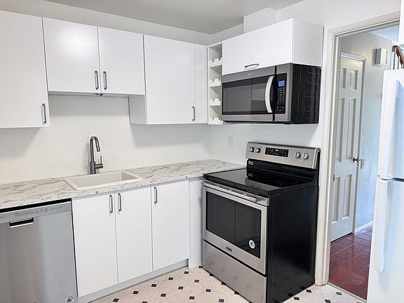 5th image of 1420 Bellevue Way SE APT 1