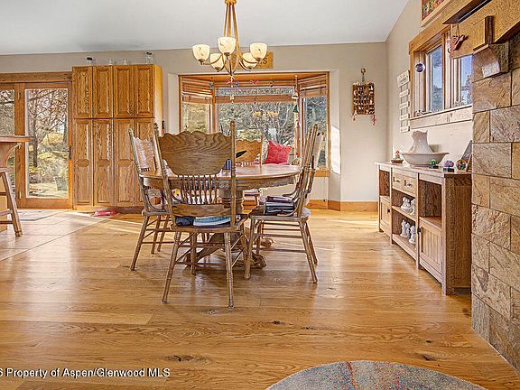 4th image of 1040 Bryan Way