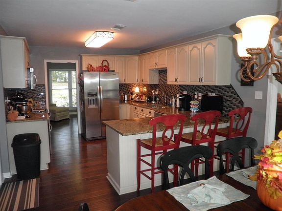 3rd image of 105 Windlake Ct