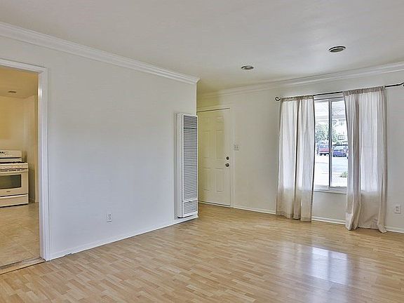 4th image of 5533 N Heathdale Ave