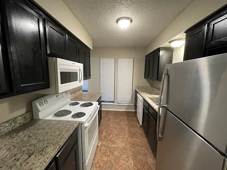 104 Oakwood Ln — Photo 8