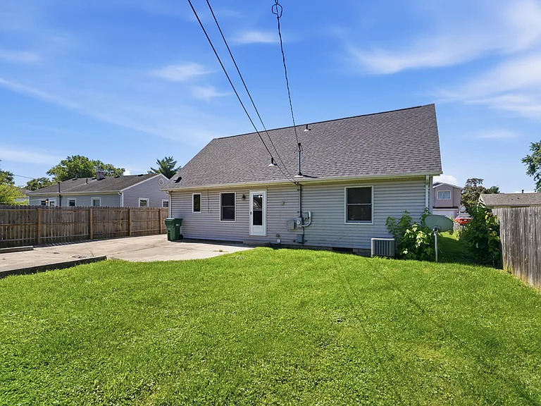 245 Fitchland Dr — Photo 3