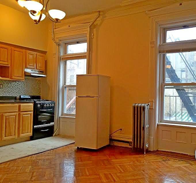 1st image of 372A Bainbridge St