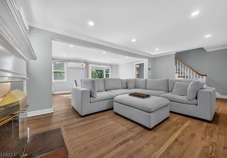 29 Laurel Ave — Photo 7