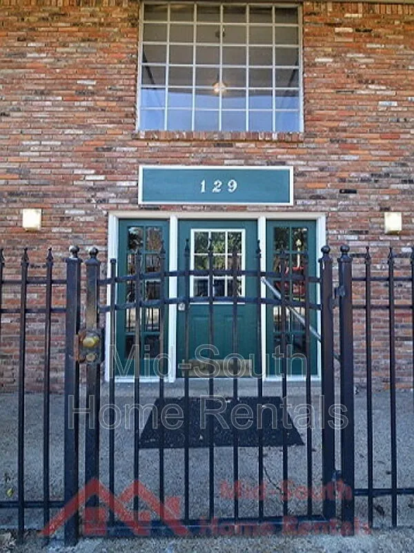 2 bed, 1.5 bath, $895 — Photo 1