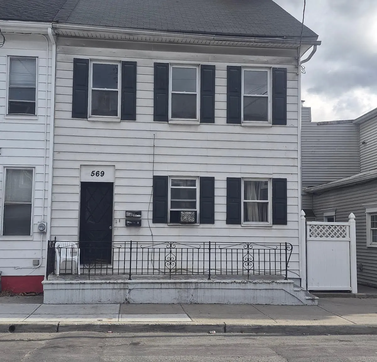 3 bed, 1000 sqft, $1,900 — Photo 1