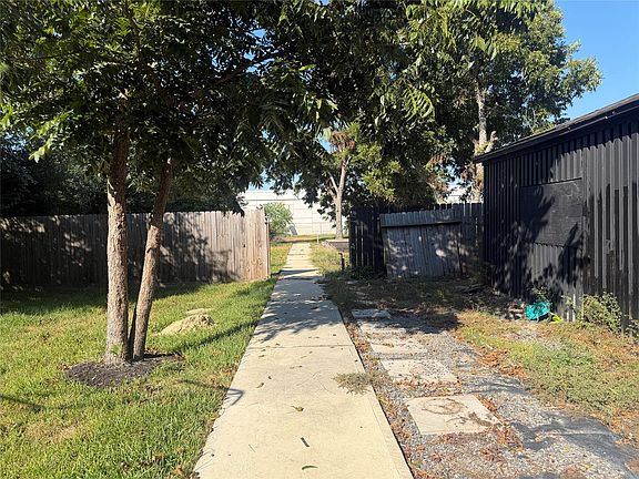 5th image of 2434 Oleander Dr