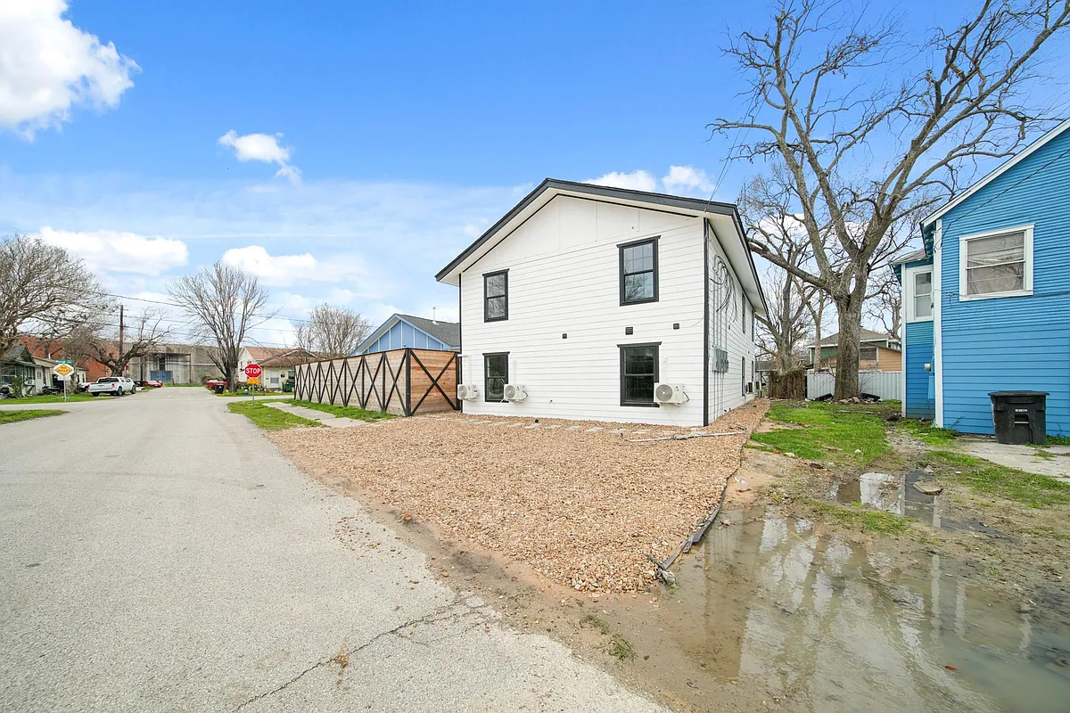 Building Photo - 807 Cullen Blvd #2