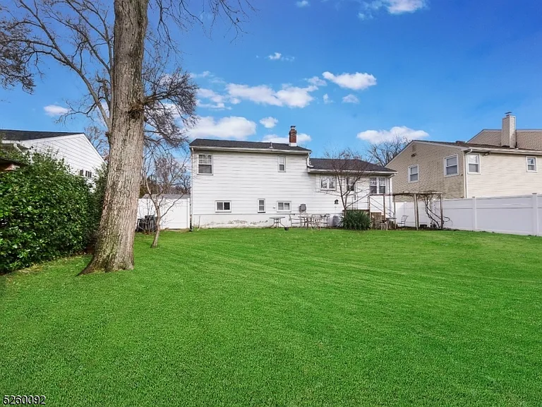 135 Hawthorne Ave — Photo 20