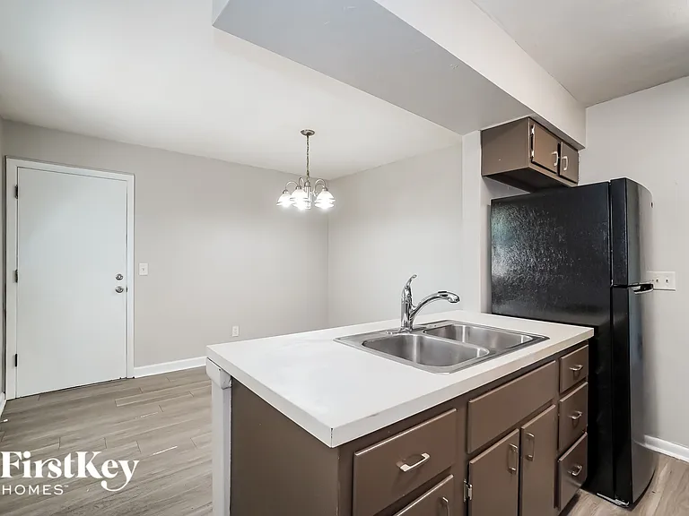 1225 Oakfield Dr N — Photo 7