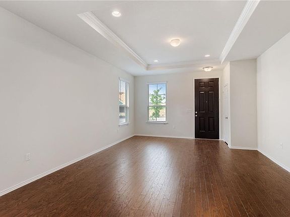 4th image of 513 Saturnia Dr