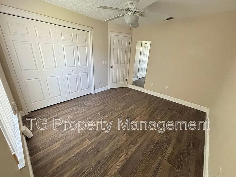 20 Clarendon Ct N — Photo 31
