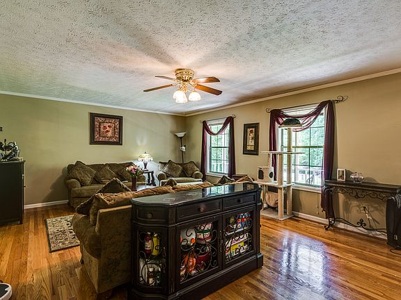 3rd image of 110 Sheffield Ct
