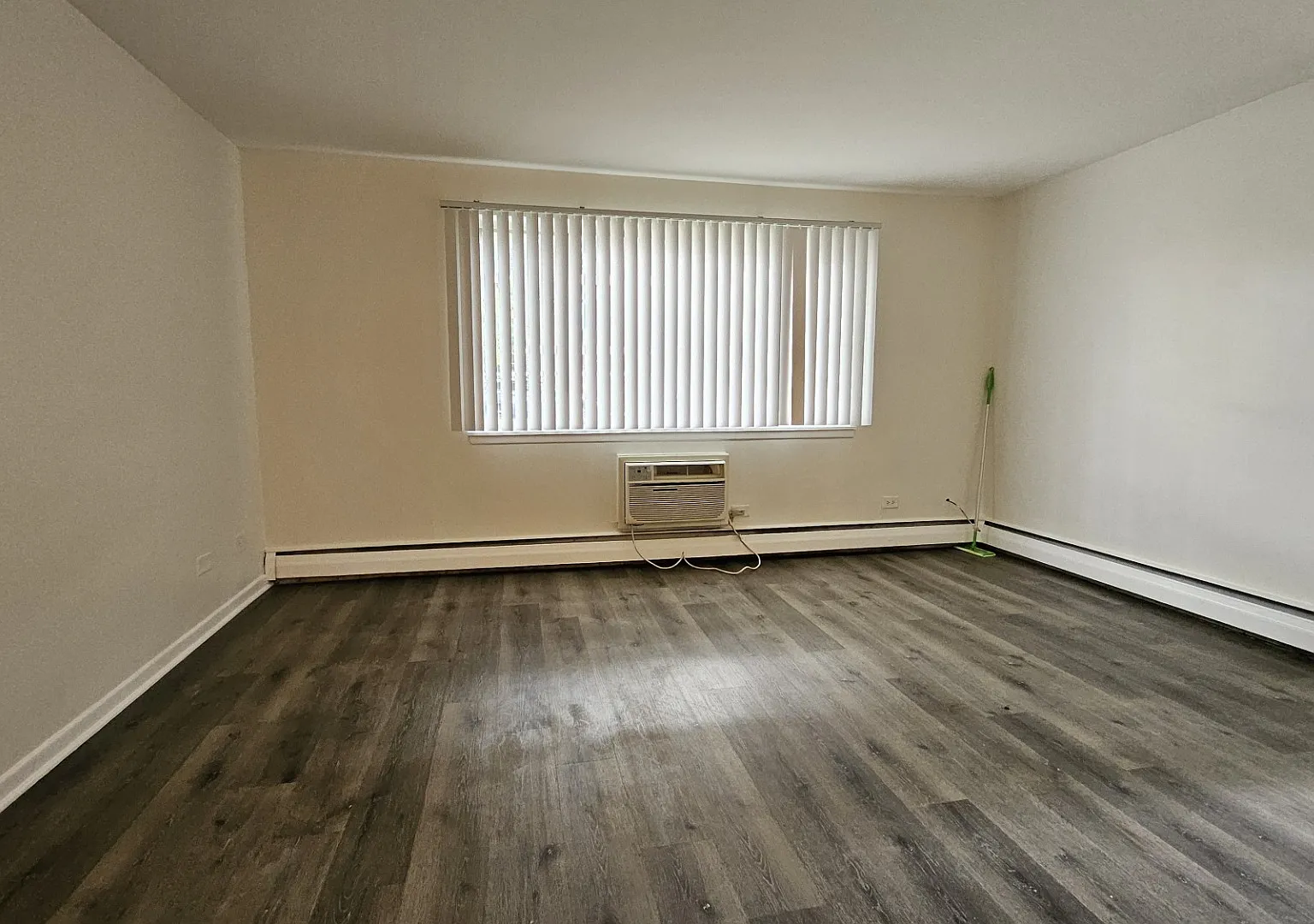 Beautiful Must See Charming 1 Bed/1 Bath With Fre Heat....Must See — Photo 3