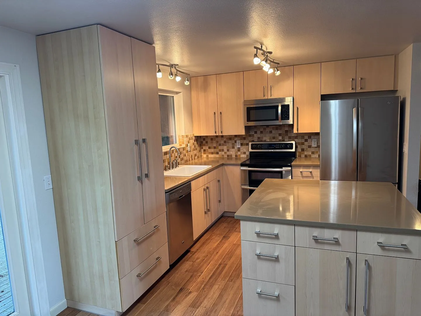 Large 4 bedroom home near Boeing — Photo 4