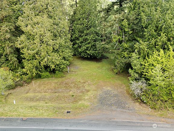 Oak Bay Road is at the bottom of the picture. On the left is the bioswale and on the right is the road approach.>
